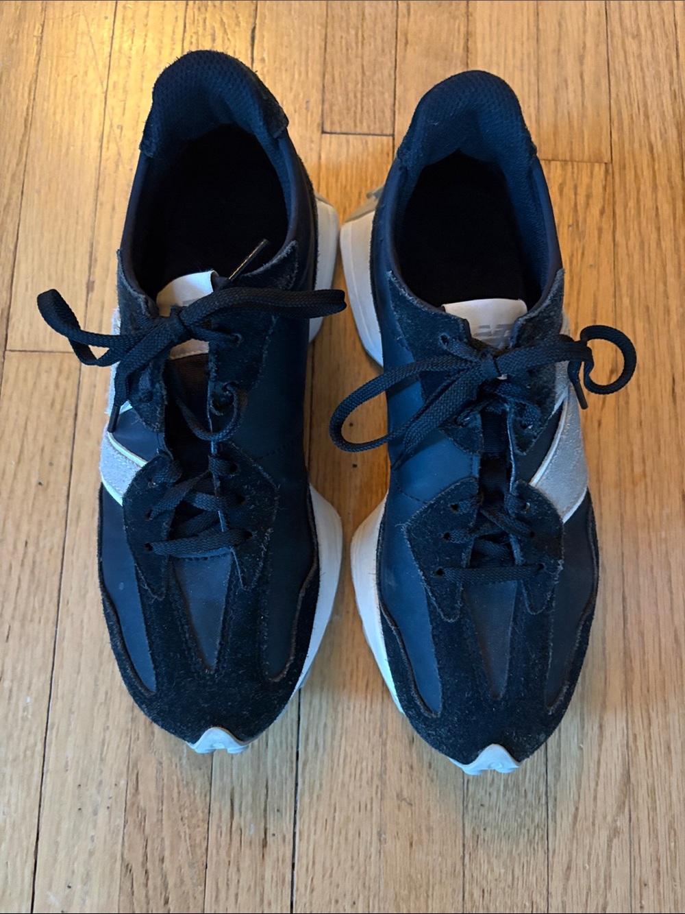 New Balance 327 women’s black 8.5 sneaker